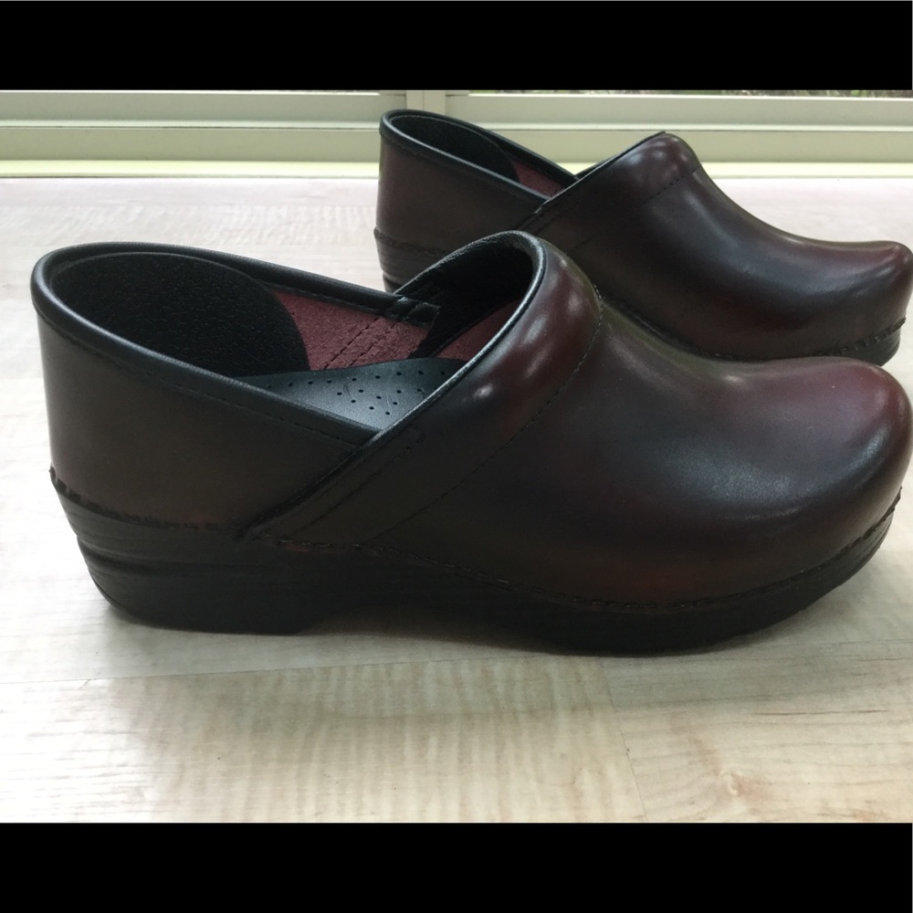 Dansko Clog in Cordovan size 39 -Never worn